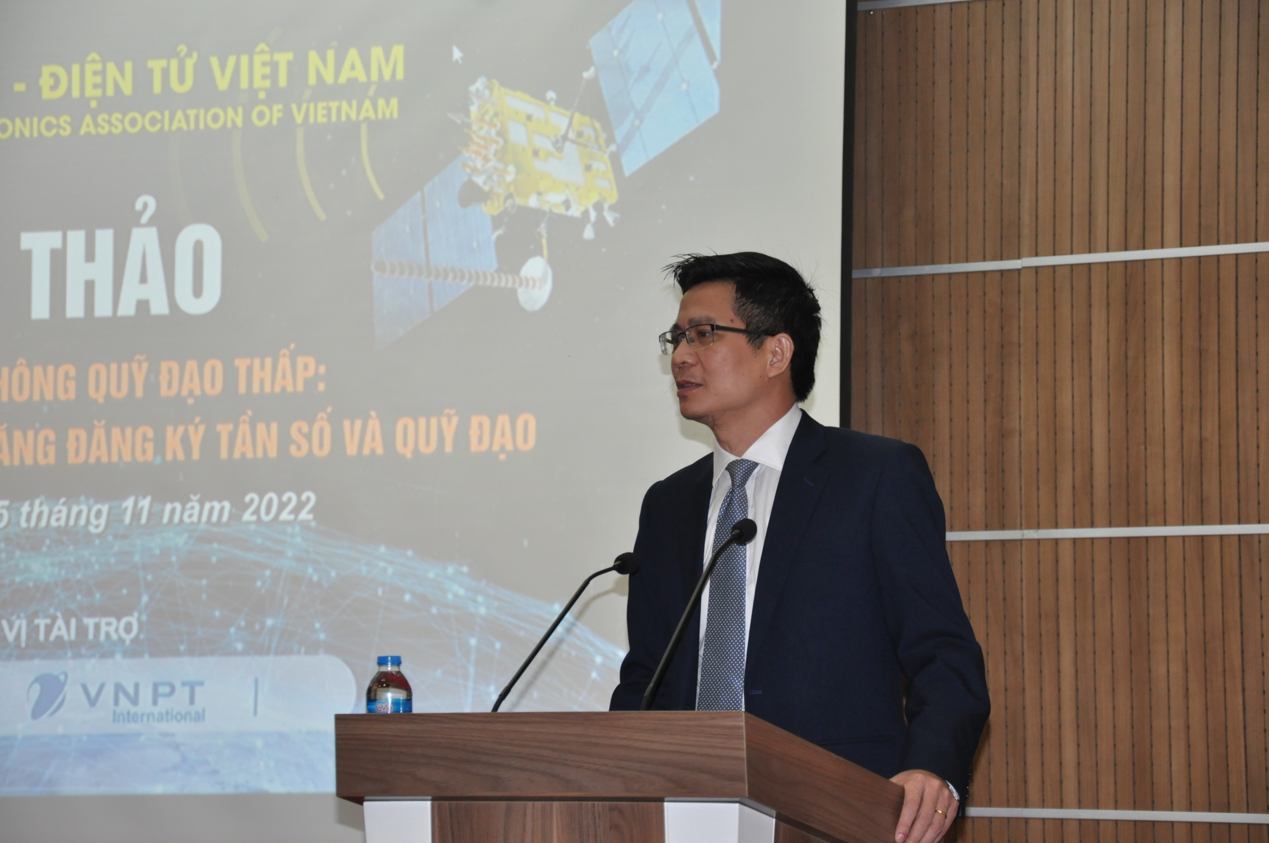 Cục trưởng Cục Tần số vô tuyến điện, Bộ TT&TT Lê Văn Tuấn trao đổi về vấn đề vệ tinh trong xu thế hiện nay