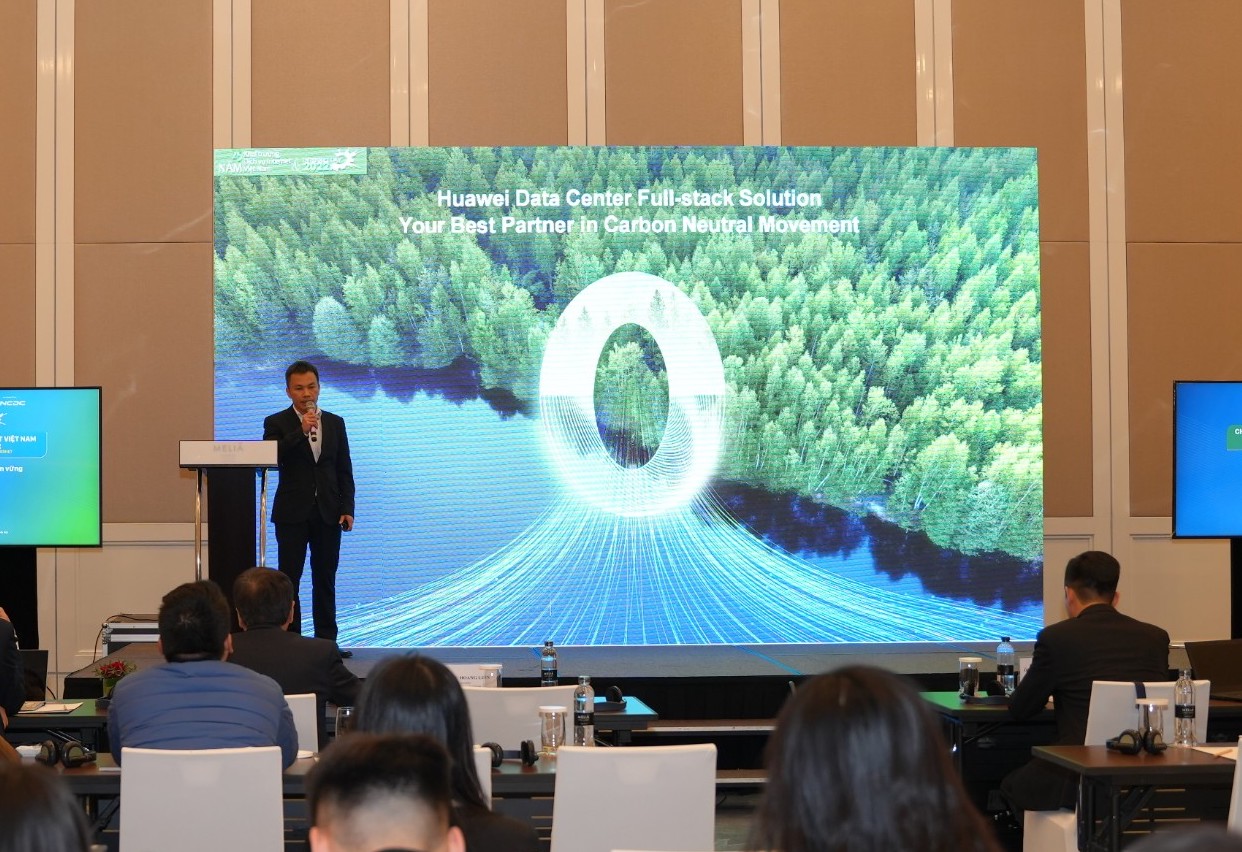 Chuyên gia giải pháp cao cấp Trần Quyền trình bày về giải pháp Data Center Full-stack của Huawei.