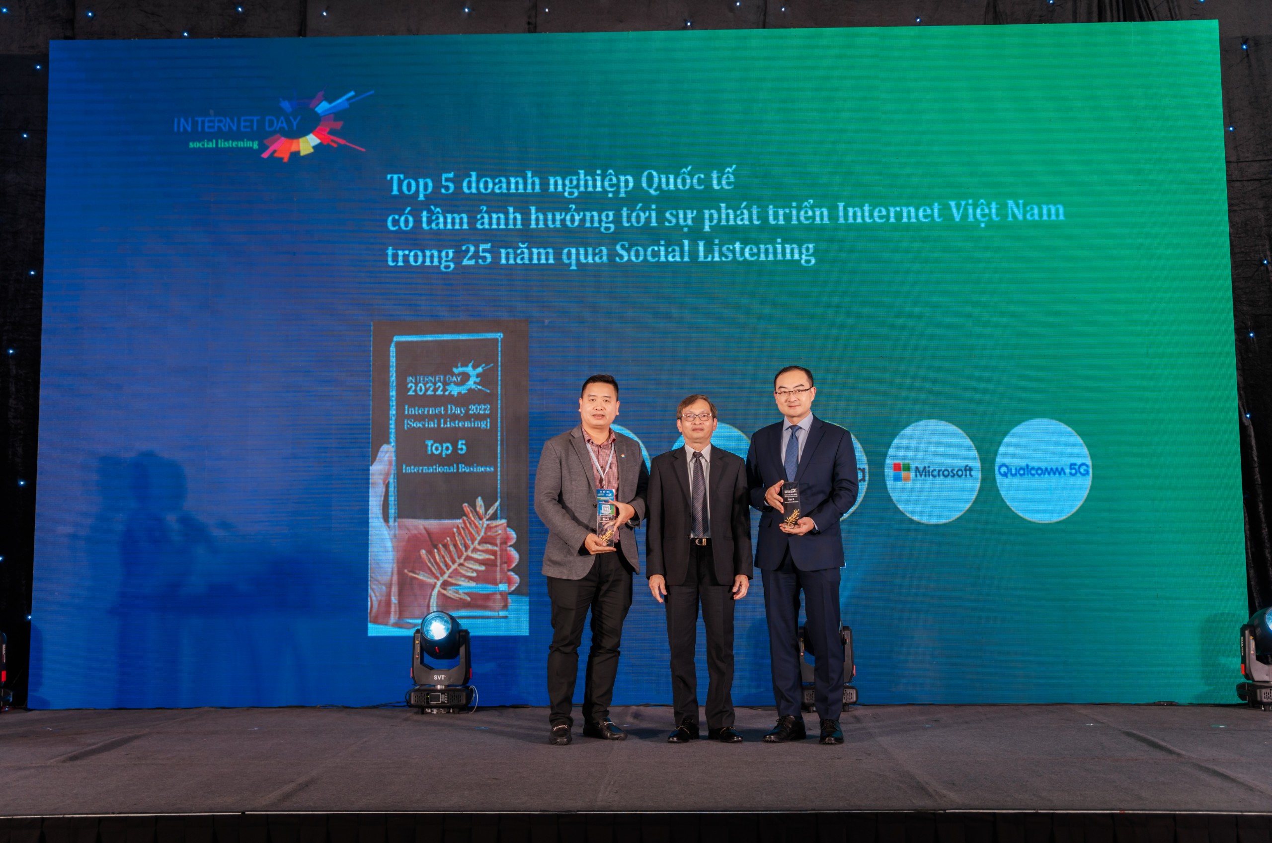 Ông David Wei, Tổng Giám đốc Huawei Việt Nam nhận giải thưởng Top 5 Doanh nghiệp Quốc tế có tầm ảnh hưởng tới sự phát triển Internet Việt Nam