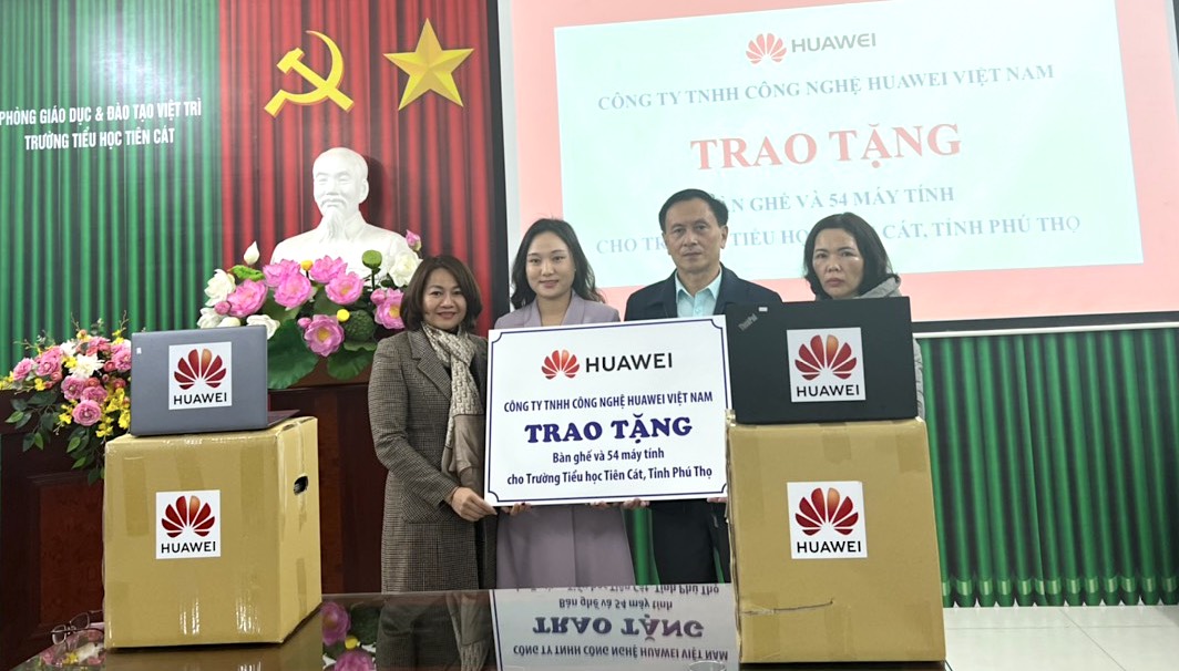 Huawei Việt Nam trao tặng 54 máy tính xách tay và nhiều bàn ghế cho trường Tiểu học Tiên Cát, tỉnh Phú Thọ