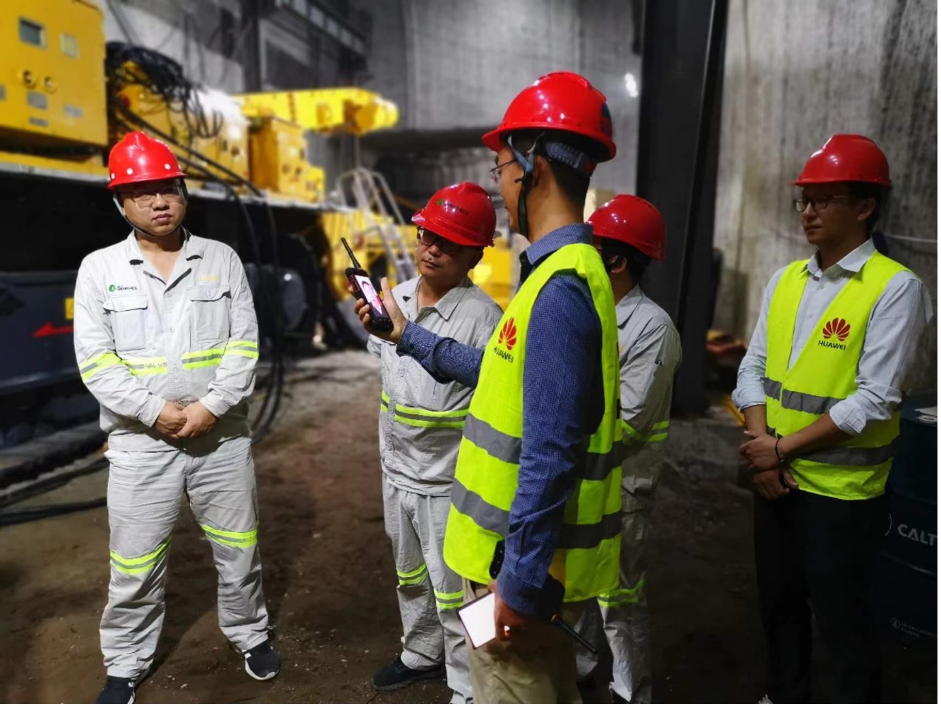 Hình ảnh hoạt động của đội Đội ngũ Khai khoáng của Huawei tại mỏ khai khoáng thông minh Asia-Potash