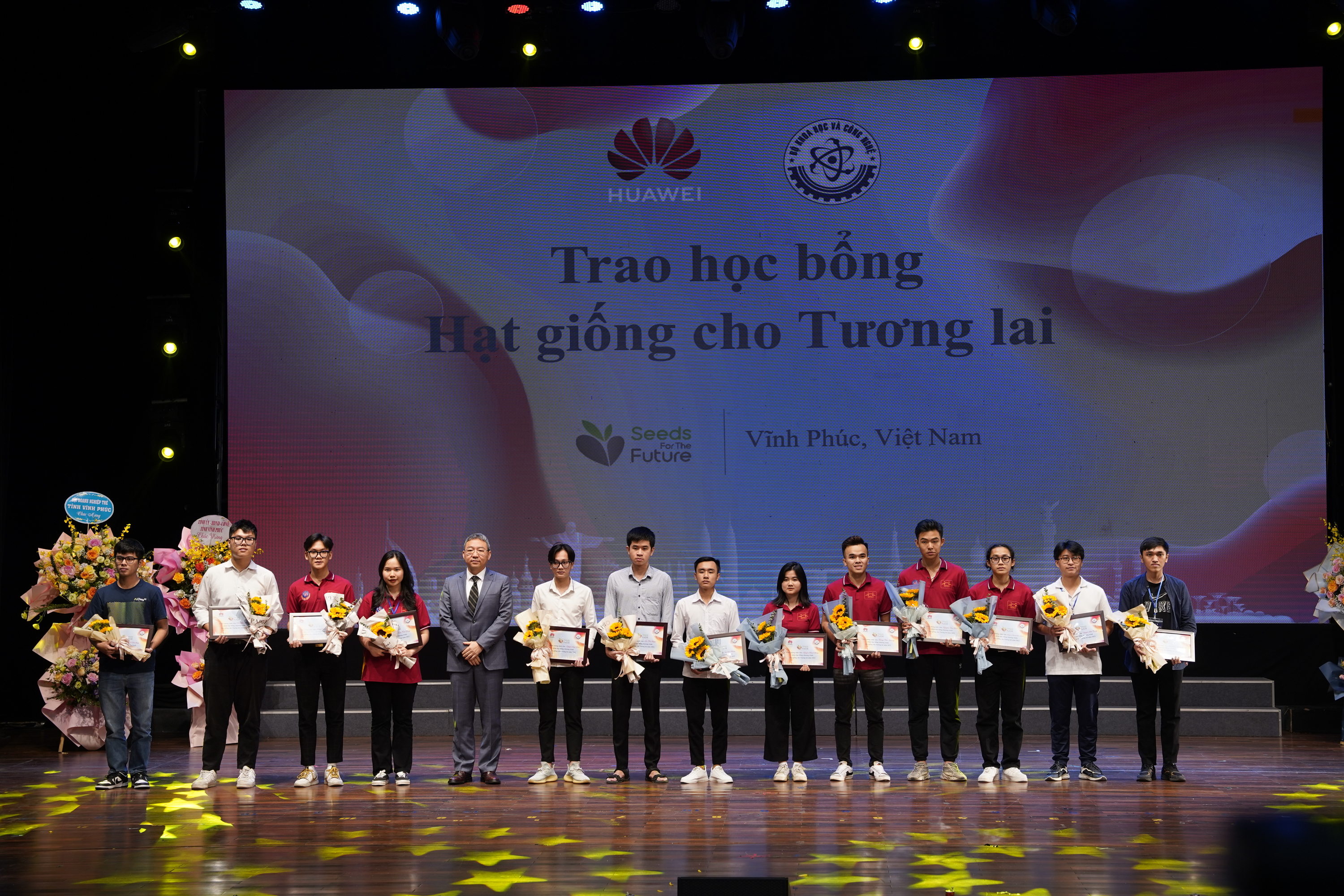 Ông Fang Yu - Phó Tổng Giám đốc Huawei Việt Nam trao tặng học bổng cho các sinh viên tài năng tại Techfest Vĩnh Phúc 2022