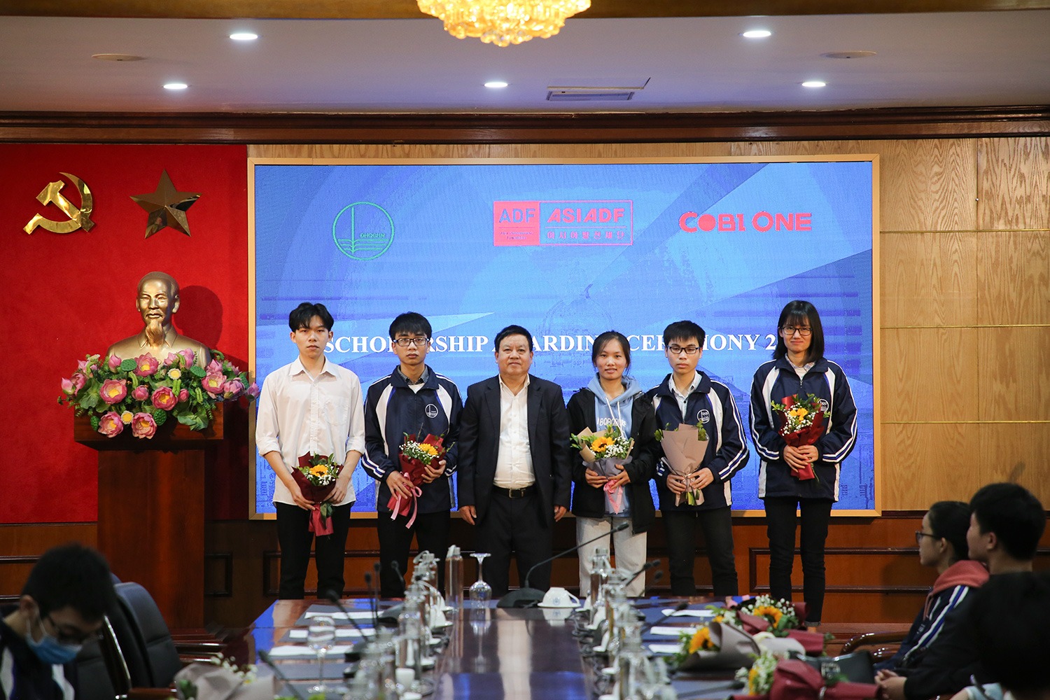 Bùi Minh Hiếu (đứng thứ hai, bên phải ảnh) nhận học bổng ADF dành cho thủ khoa tuyển sinh khóa QH-2019