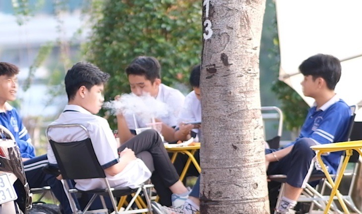 Học sinh thản nhiên hút thuốc lá điện tử ngoài giờ học