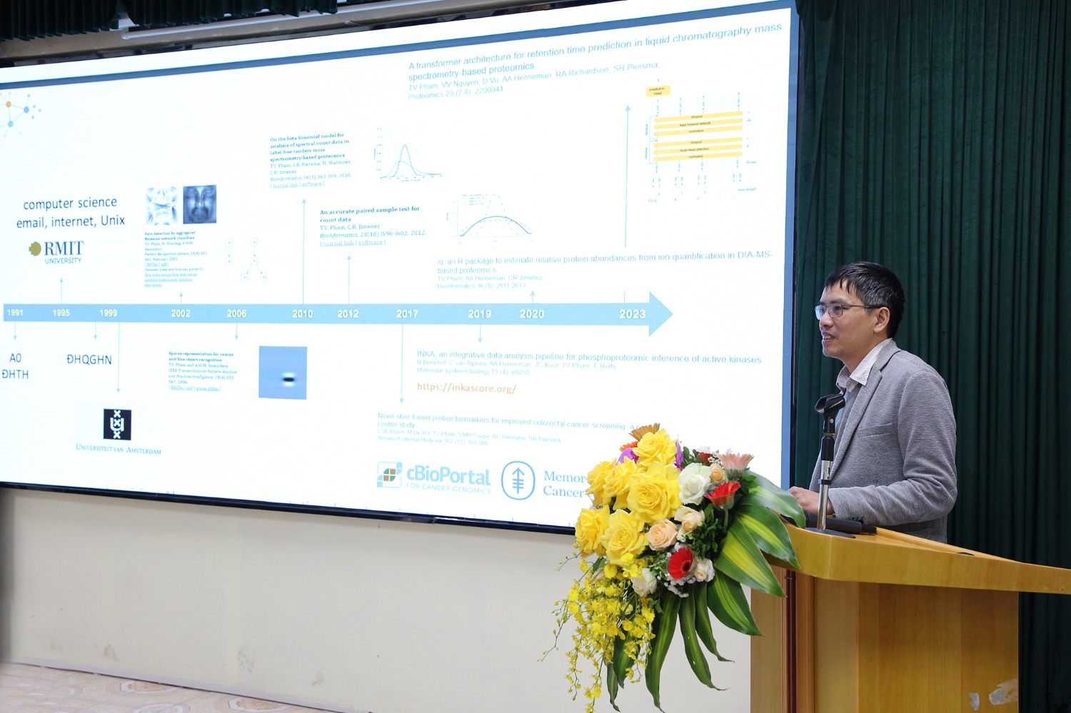 TS. Phạm Việt Thắng (Bệnh viện ĐH Amstecdam, Amstecdam UMC) báo cáo nội dung “Computational proteomics and applications”