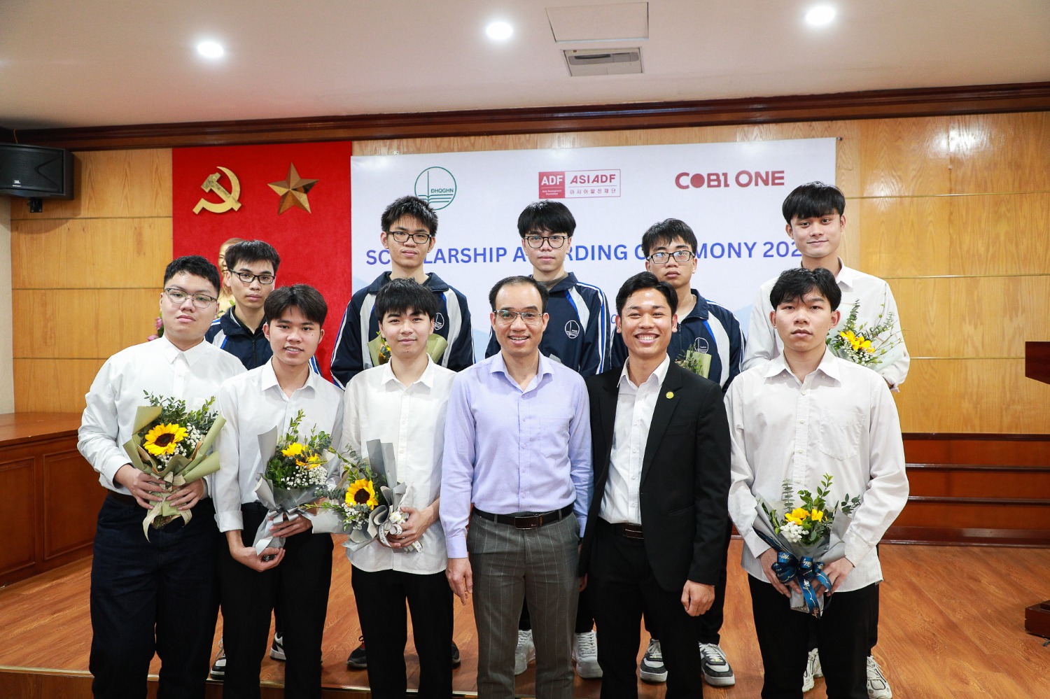 Năm học 2022-2023, Minh Hiếu (đứng ngoài cùng bên trái ảnh, hàng thứ hai) tiếp tục nhận học bổng trị giá 2000 USD/năm