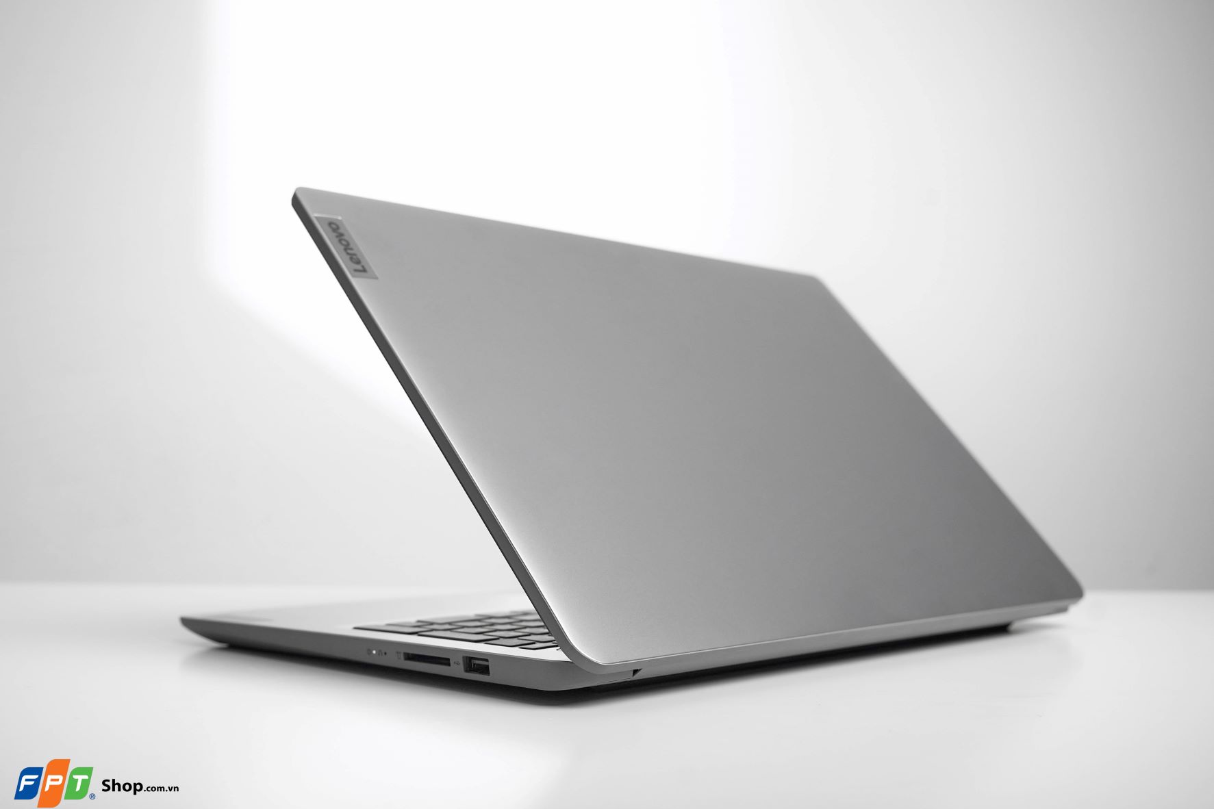 FPT Shop độc quyền phân phối laptop Lenovo AMD với giá chỉ hơn 12 triệu đồng