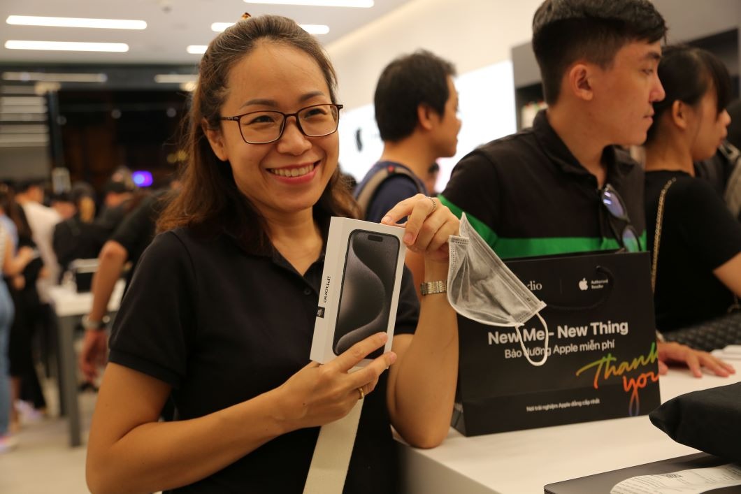 Cận cảnh mở bán iPhone 15 series tại FPT Shop và F.Studio 