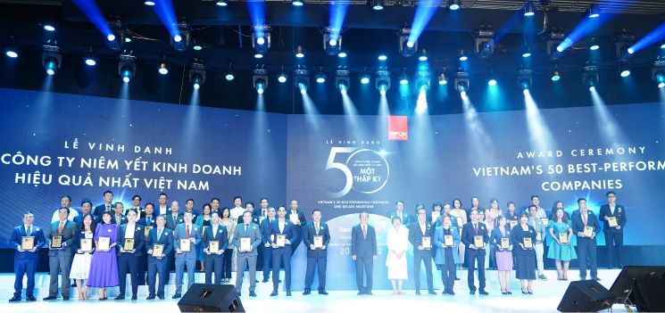 FPT năm thứ 11 lọt Top 50 công ty kinh doanh hiệu quả nhất Việt Nam 