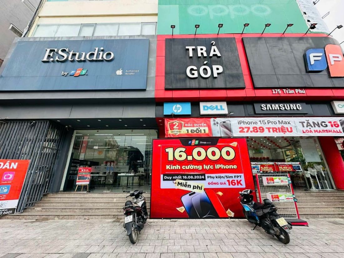 Theo đó, vào ngày 16/8 tới đây, FPT Shop và F.Studio by FPT sẽ gửi tặng 16.000 kính cường lực cao cấp miễn phí dành riêng đến các tín đồ Táo khuyết. Đặc biệt, đến với ngày hội siêu ưu đãi này, khách hàng còn được miễn phí vệ sinh iPhone, cơ hội sở hữu phụ kiện, SIM FPT đồng giá 16.000 đồng,... 