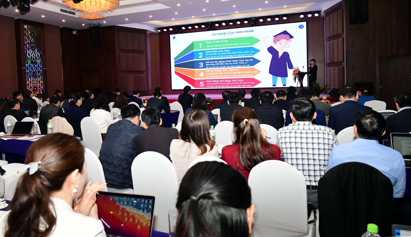 Theo đó, tại Hội nghị triển khai thí điểm Học bạ số do Bộ  GD&ĐT tổ chức tại Lạng Sơn, với sự tham gia của các Vụ chuyên môn thuộc Bộ và đại diện 63 Sở GD&ĐT trong cả nước.