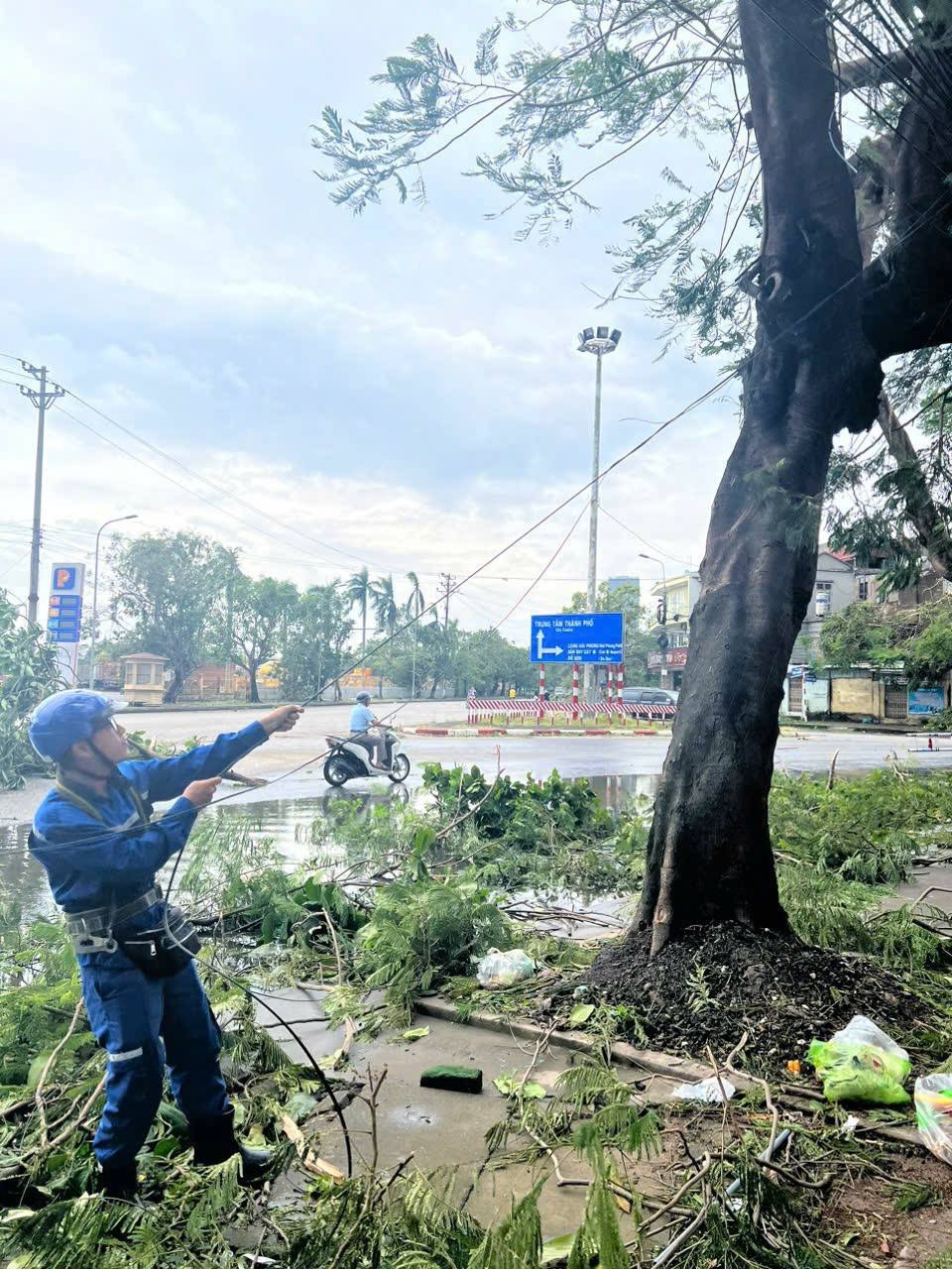 Tại Quảng Ninh, dự kiến đến trưa nay (8/9), VNPT sẽ xử lý khôi phục hoàn toàn liên lạc trên địa bàn tỉnh.