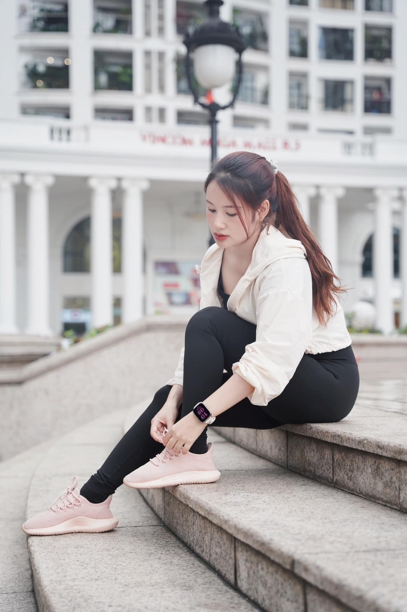 Không chỉ có một diện mạo mới, với trọng lượng nhẹ, HUAWEI Watch Fit 3 còn có rất nhiều màu sắc để bạn có thể lựa chọn, từ trắng, hồng, xanh lá pastel đầy nữ tính, cho đến xám, đen đậm mạnh mẽ và phong cách. Đi cùng với đó là các loại dây đeo cực kỳ đa dạng, từ màu sắc cho đến chất liệu, vừa giúp thể hiện cá tính, vừa giúp người dùng dễ dàng thay đổi theo trang phục và nhu cầu thực tế, đi làm đi chơi, đi bơi hay tập thể dục.