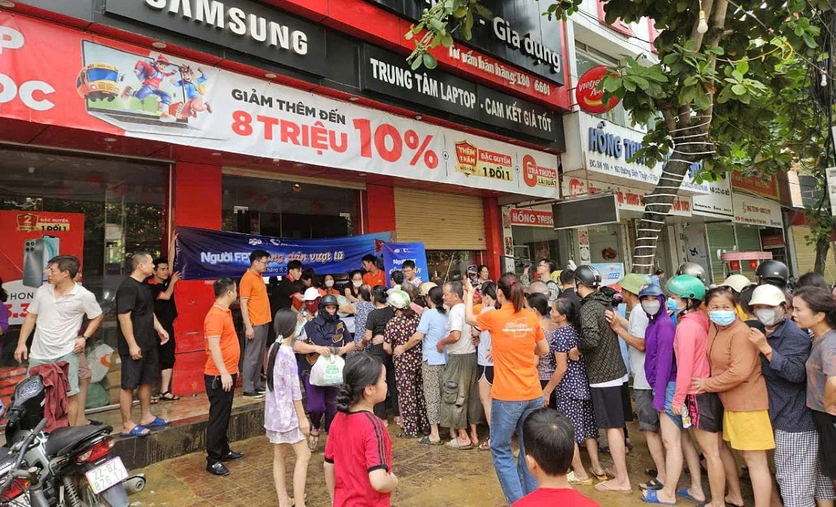 Cửa hàng FPT Shop phát đi thông báo "Đoàn FPT sẽ mang nhu yếu phẩm đến người dân" từ 13h.