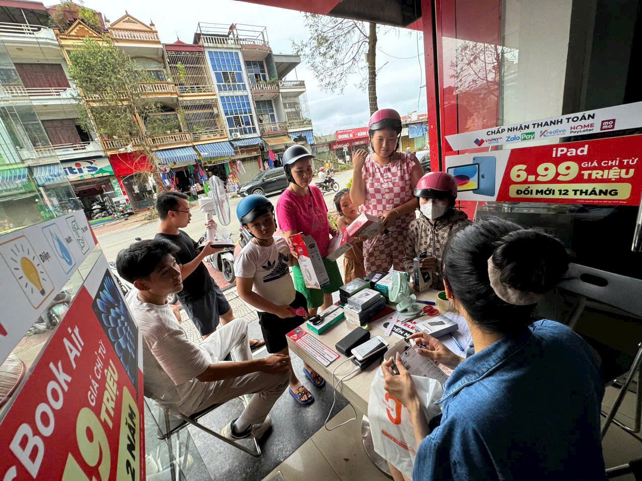 Siêu bão Yagi tiếp tục hoành hành, gây ra nhiều thiệt hại nặng nề cho đồng bào miền Bắc. Trước tình hình mưa bão gây mất điện diện rộng, FPT Shop đã triển khai nhiều điểm sạc miễn phí tại những khu vực chịu ảnh hưởng, giúp người dân duy trì kết nối thông suốt trong giai đoạn này.