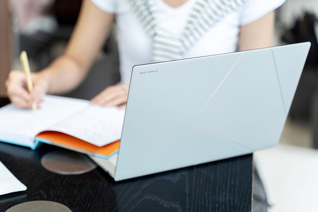 ASUS Zenbook S 14: laptop AI Intel Copilot+ PC siêu mỏng nhẹ