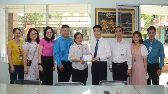 Trường Đại học Y khoa Phạm Ngọc Thạch thăm, tặng quà trẻ em ngày Quốc tế Thiếu nhi