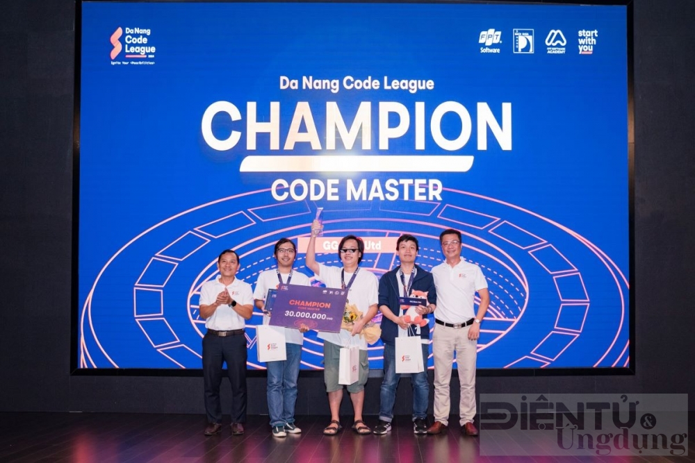 Gần 100 gương mặt xuất sắc nhất đã tham gia vòng chung kết cuộc thi lập trình Da Nang Code League 2024 tại campus CodeCation FPT Complex (Đà Nẵng) thuộc FPT Software.