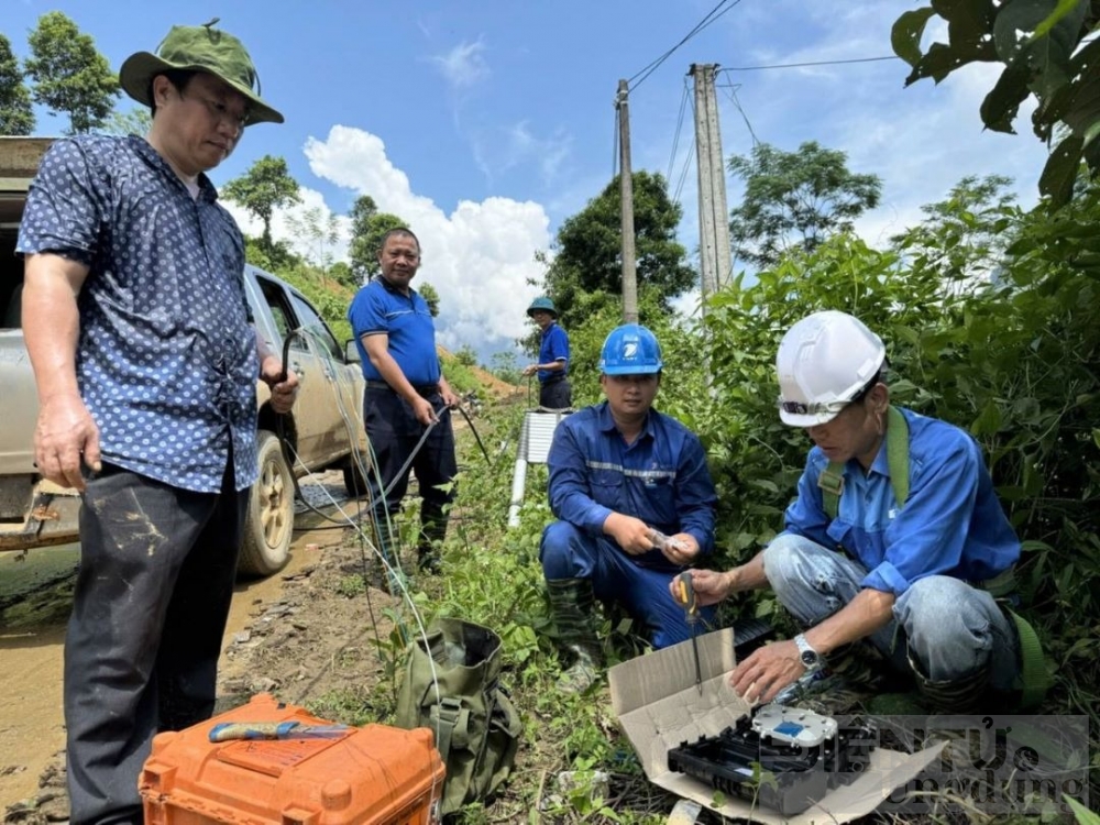 Các nhân viên kỹ thuật VNPT đang nỗ lực khôi phục hệ thống thông tin cho người dân tại Yên Bái.